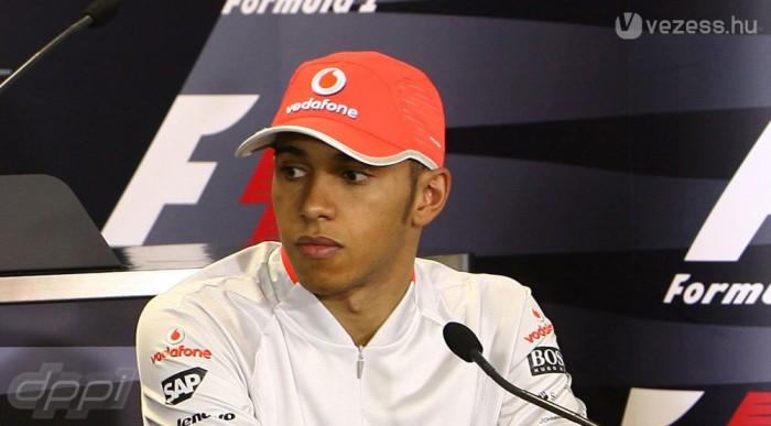 Hamilton bocsánatot kért