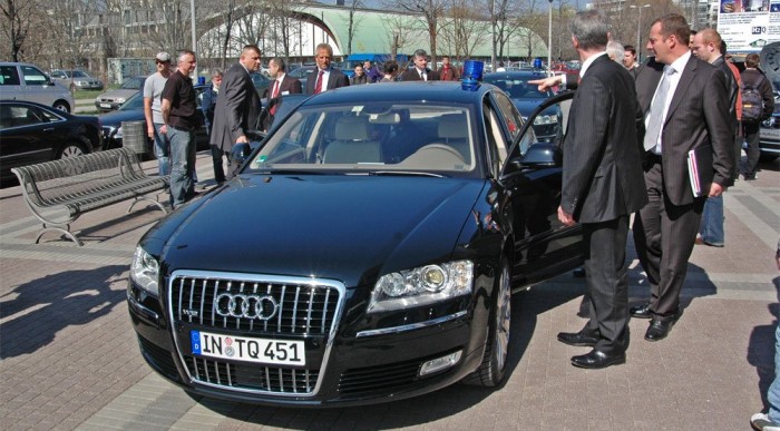 Azt hittem, valami politikus is itt van annyi volt az öntapadós villogó és a testőr, pedig csak  dr. Martin Winterkorn professzor úrnak járt a felhajtás