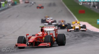 Zuhanórepülésben a Ferrari