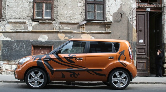 Széjjel van varrva, de ez csak matrica