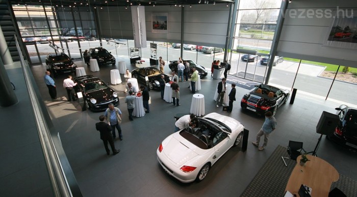 Tágas, világos szalon