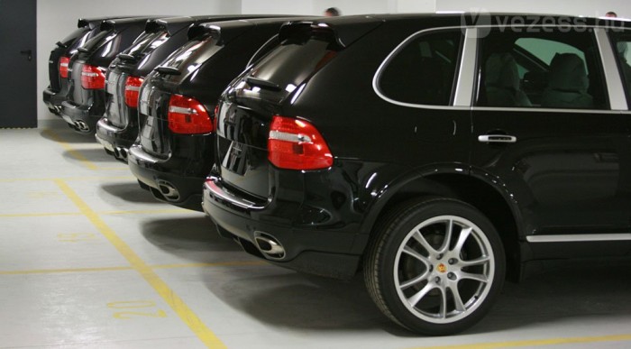 A gyárból ide érkeznek az új autók