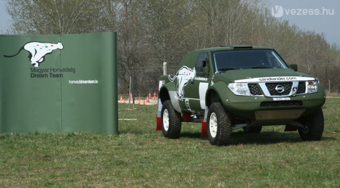 290 lóerős, dízelmotor szóba sem jött