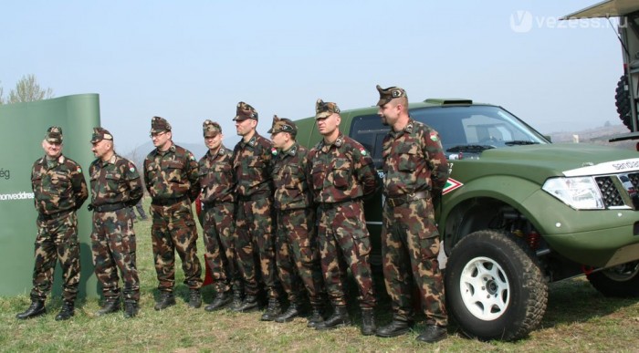 Gépjármű előtt sorakozóóóó!