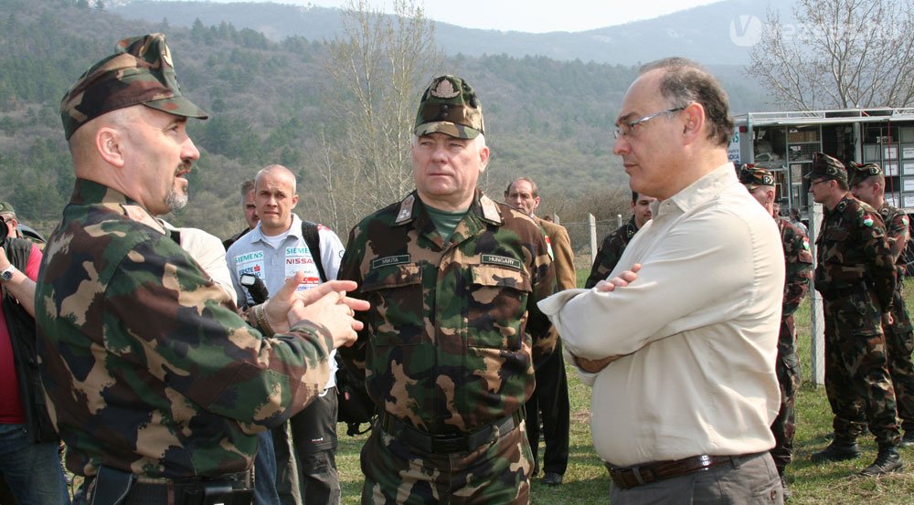 Balra Isaszegi János vezérőrnagy, szemben Mikita János altábornagy, jobbra Szekeres Imre
