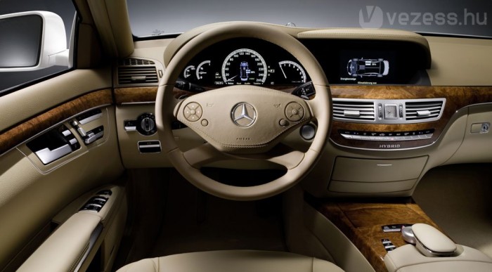 Megújult a csúcs Merci 7 | Vezess A központi képernyő egy időben kétféle képet mutathat