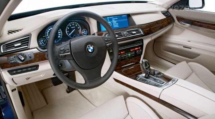 Új csúcsmodell a BMW-től 7 | Vezess A műszerfalat is bőr borítja