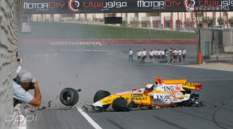 Csúnya baleset a Renault show-ján