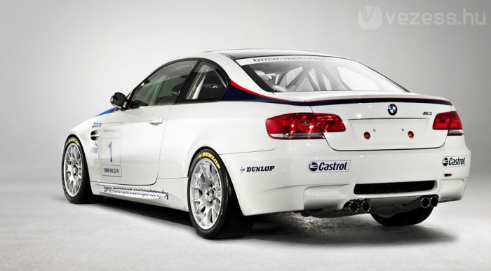 Az utastérbe kárpitok helyett bukócső került