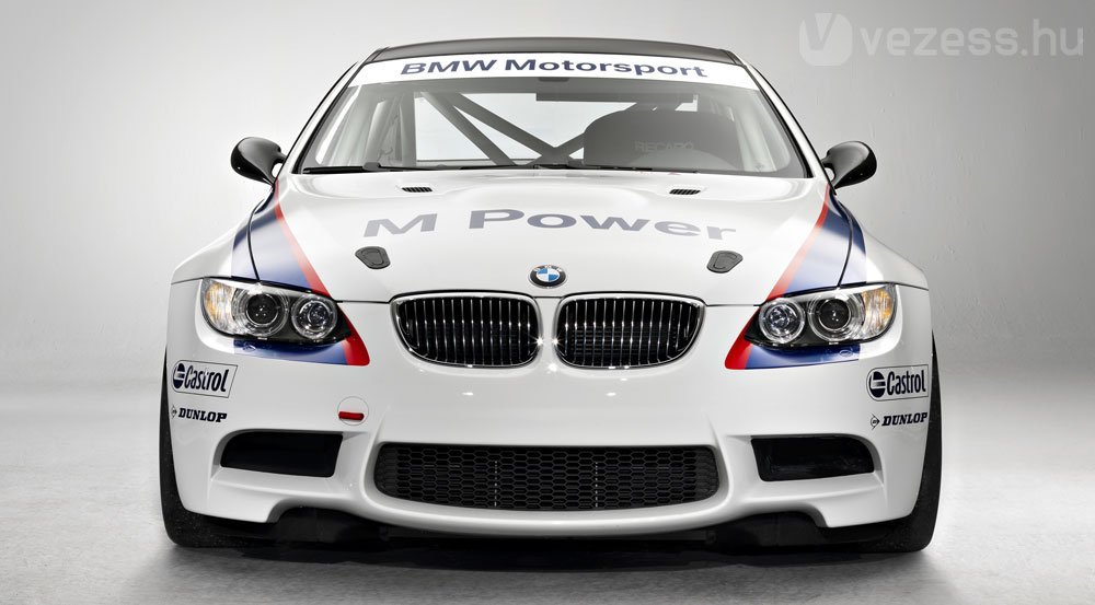 Legalább 420 lóerős