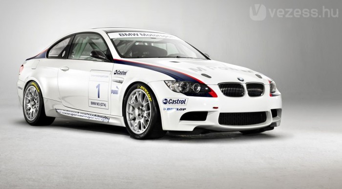 Versenyfutóművel és slick gumikkal szerelik