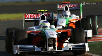 Emeli a tétet a kiscsapat