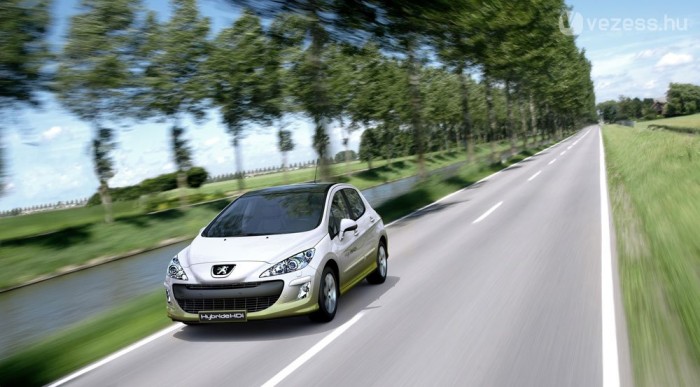 Teljesítményben a 2.0 HDi-nek felel meg