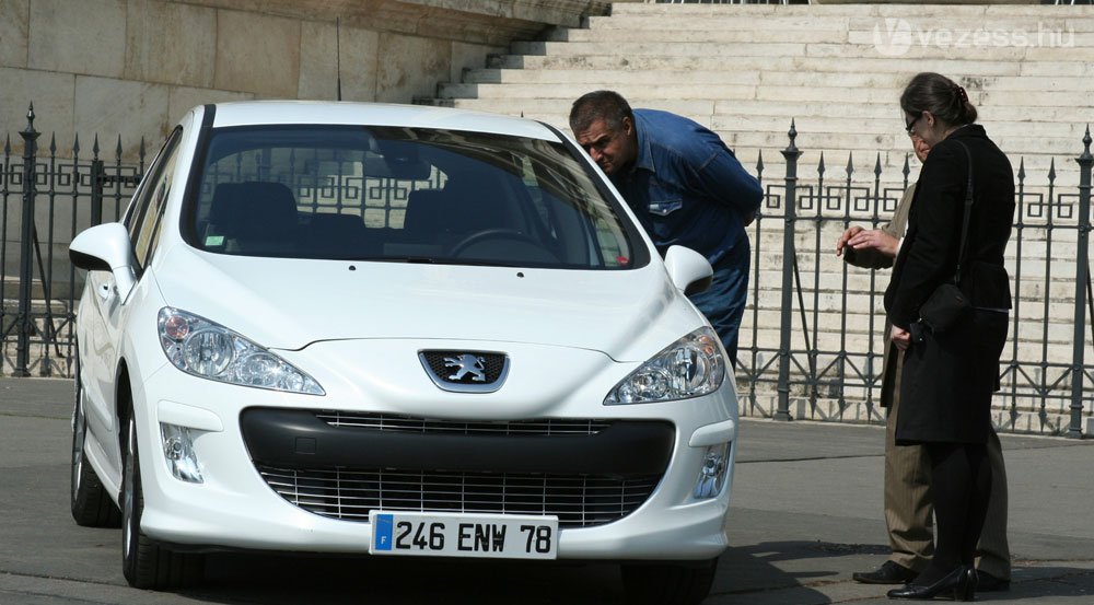 A Citroën C4-ből is van hibrid dízel