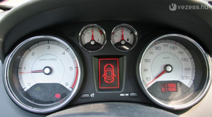 A dízel áll, csak a fordulatszámmérő jelzi, hogy menetkész az autó