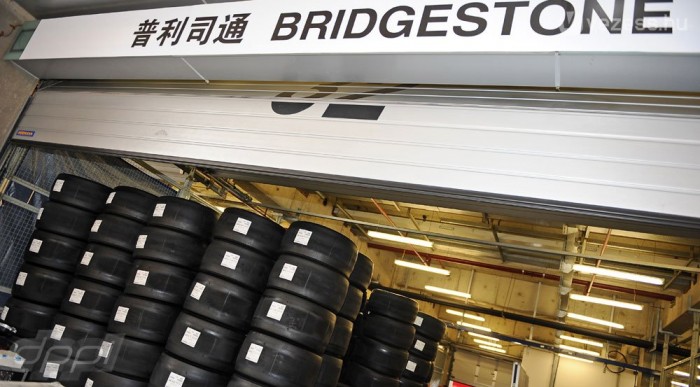 Alonso tajtékzik a gumik miatt 5 | Vezess A jó gumikat otthon hagyták