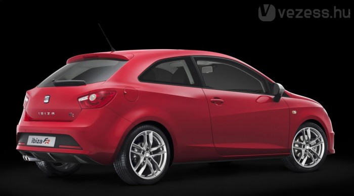 egyedi spoilerek és 17 colos felnik díszítik