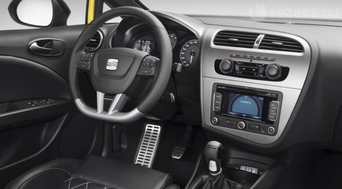 Belül több alumíniumszerű díszítés