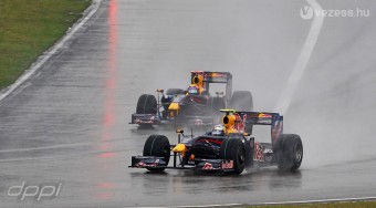 Kettős Red Bull-győzelem az esőben!