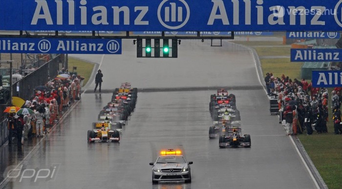 A biztonsági autóval indult a futam