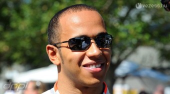 Hamilton halott sztárral versenyez