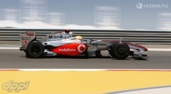 Hamilton az élen Bahreinben!