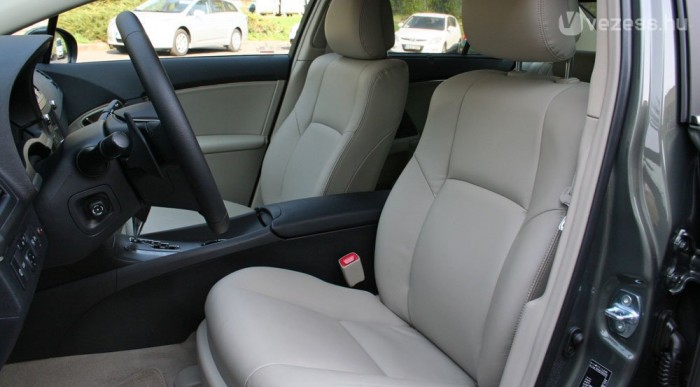 Túl magas az üléshelyzet és rövid az ülőlap. Az ülés ennek ellenére kényelmes