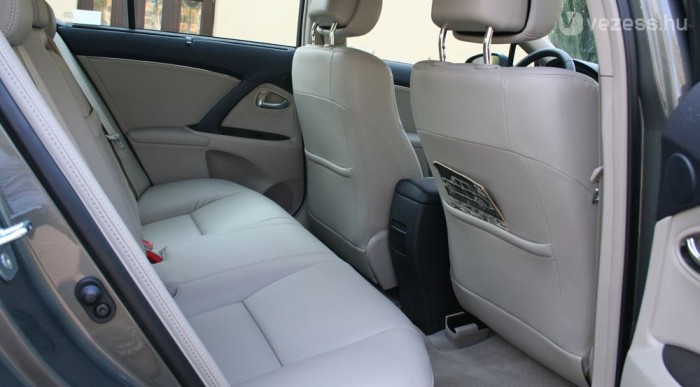 Óriási a lábtér hátul és sík a padló