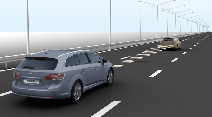 Csak a Premiumban van távolságtartó radar. A rendszer ügyes, rutinos és növeli a biztonságot