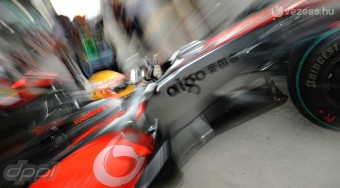 Hamilton kitart a McLaren mellett