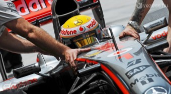 Hamilton dobogóra tör