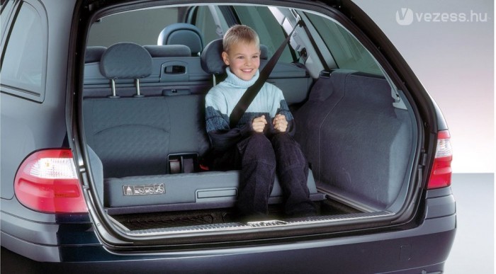 Menetiránynak háttal a Mercikben