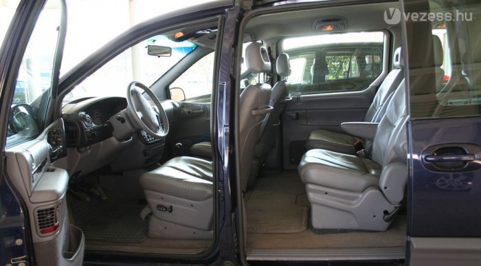 Négy fotel és egy hármas pad