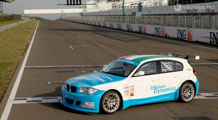 245 lóerős gyári versenyautó, a Schubert Motorsport finomhangolásával