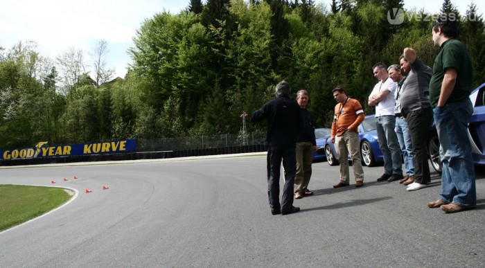 Ennyire döntött a gumiról elnevezett Curve