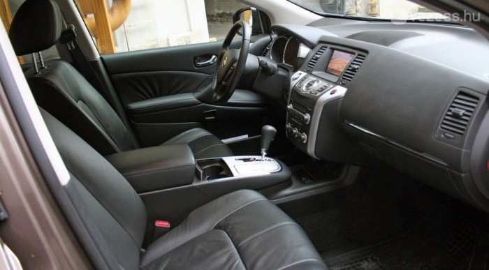 Nincs oldaltartásuk, de kényelmesek az első ülések