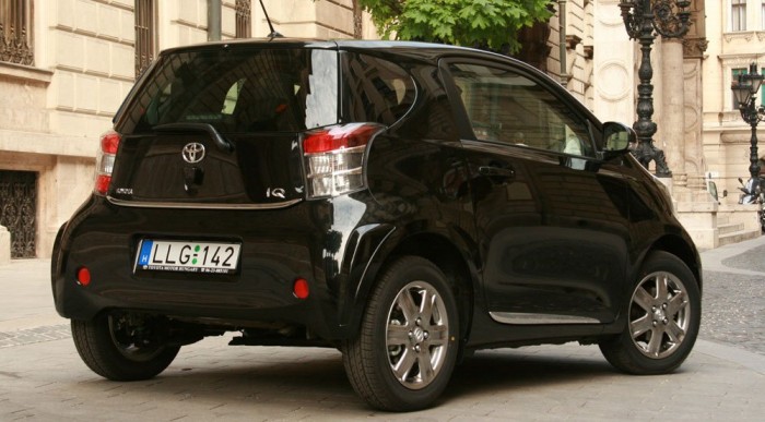 Toyota iQ: Ami a smartból kimaradt 8 | Vezess 7,8 méteren megfordul