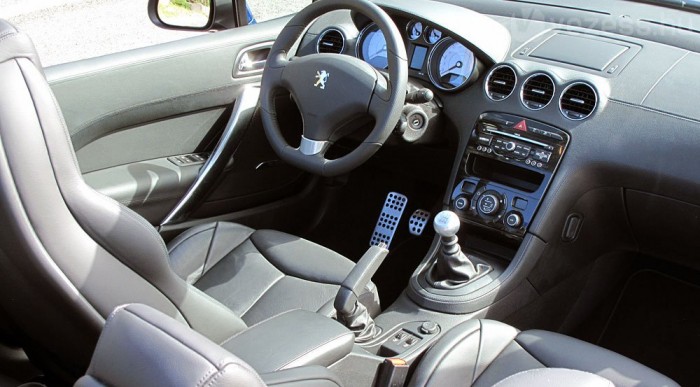 Integrált fejtámlák elől, hátul