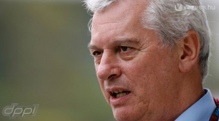 Beragadt a rajtnál a Renault