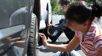 Hoppá, kilyukadt a gumi!