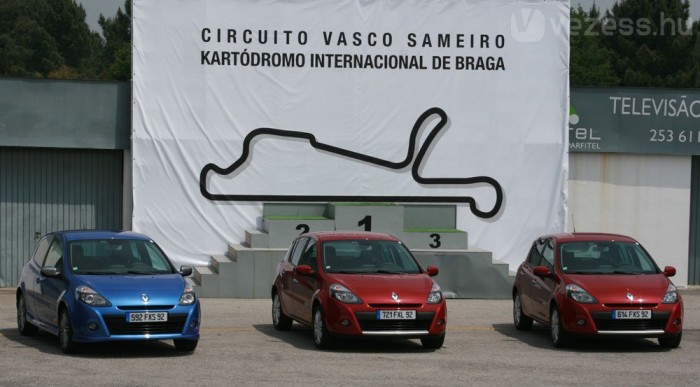 Normál Cliókkal csak a pályáig, ott már RS-ekkel 