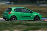 Tapad az útra a Clio RS