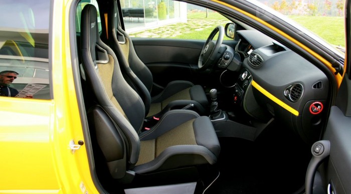 Versenyautós belsőtér is választható