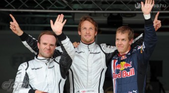 Buttonra hajtanak az ellenfelek