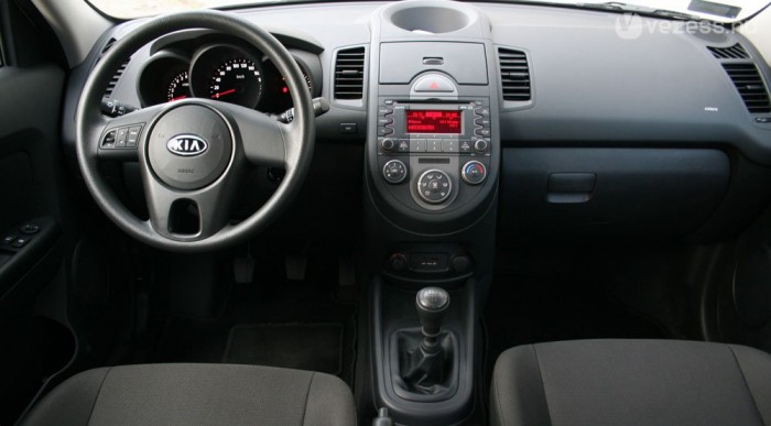 Minden ásítóan sötétszürke