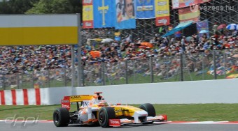 Alonso tart a versenytől