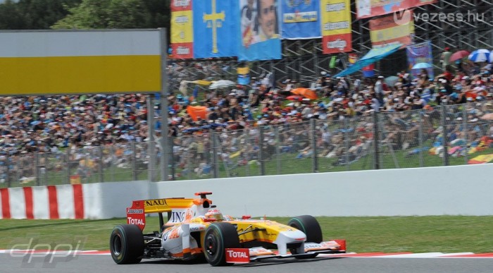 Alonso tart a versenytől