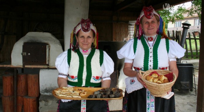 Népviselet, házi rétes és pogácsa