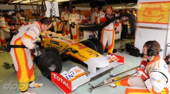 A Renault is kiszállna