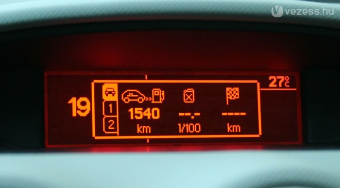 Óriási a hatóvolság a 60 literes tankkal. Városban is elég 900 kilométer után tankolni